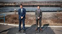 Ministr financí Andrej Babiš (ANO) během jedné z návštěv Moravskoslezského kraje, kdy si prohlédl i laguny v Ostravě. Vpravo primátor  města Tomáš Macura.