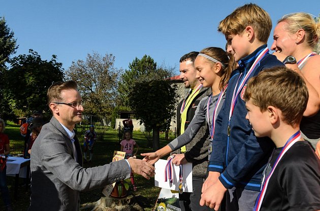 Jakub Janda při oceňování štafet