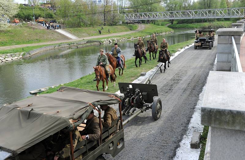 Historická ukázka osvobozovacích bojů v Ostravě na břehu řeky Ostravice u příležitosti oslav 70. výročí osvobození města..