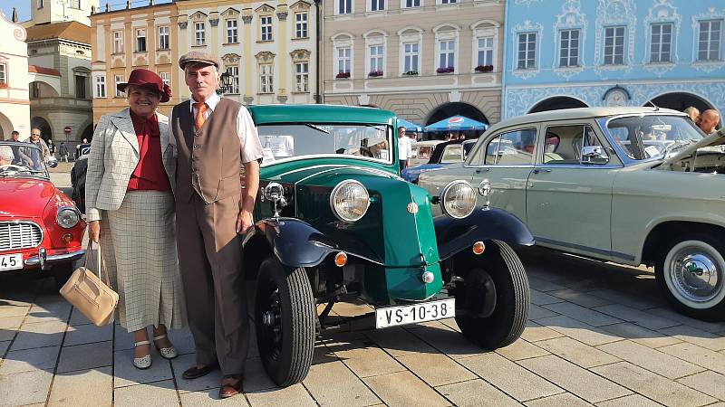 V Novém Jičíně na náměstí končila v úterý svatováclavská jízda automobilových veteránů. Miluše a Jaroslav Vlčkovi a jejich Tatra 54.