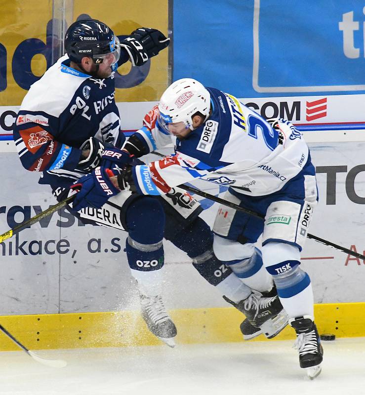 Martin Dočekal z Vítkovic a Michal Gulaši z Brna - 31. kolo Tipsport Extraligy HC VÍTKOVICE RIDERA - HC Kometa Brno, 30. prosince 2020 v Ostravě.