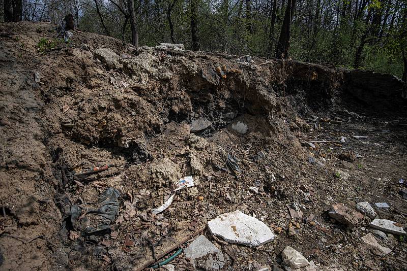 Nepořádek po vyklízení bezdomovecké kolonie poblíž Bohumínské ulice, 28. dubna 2022 v Ostravě.