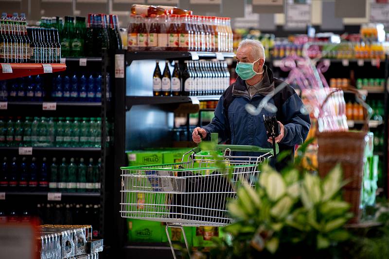 Senioři při nákupech v supermarketu Globus v Ostravě.