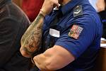 Tetování příslušníků vězeňské služby zachycené při jednáních u Krajského soudu v Ostravě.