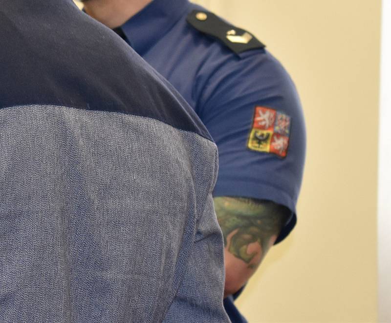 Tetování příslušníků vězeňské služby zachycené při jednáních u Krajského soudu v Ostravě.