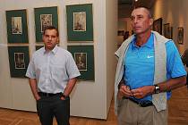 Ivan Lendl (vpravo) a Jiří Jůza, ředitel Galerie výtvarného umění v Ostravě, při prohlídce Muchovy výstavy.