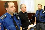 Pět sexuálních ozbrojených útoků má na svědomí třiačtyřicetiletý Miroslav Darebník z jižní Moravy, který se od úterý ze svých činů zodpovídá před Krajským soudem v Ostravě.