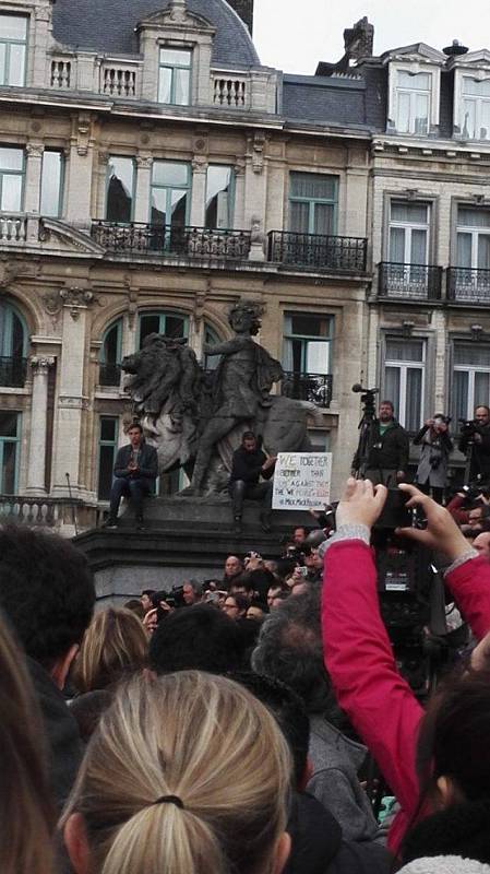 Den po tragické události lidé uctili minutou ticha památku obětí úterních událostí na náměstí Place de la Bourse. Mezi přítomnými byli i muslimové.