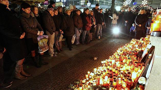 Pietní místo za Václava Havla na Masarykově náměstí v Ostravě v pondělí večer.