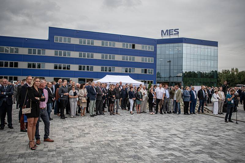 Společnost Magna Energy Storage (MES) otevřela v průmyslové zóně po bývalém černouhelném Dole František továrnu na výrobu vysokoenergetických akumulátorů HE3DA, 17. září 2020 v Horní Suché.