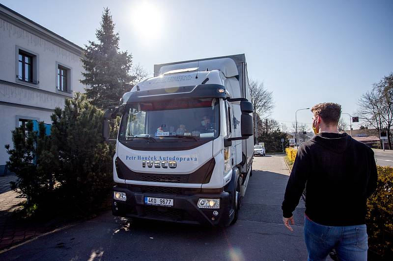 Automat na roušky a další zdravotnické potřeby u úřadu v Radvanicích, 6. dubna 2020 v Ostravě.