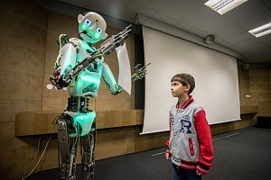Robot v planetáriu Ostrava předával studentovi Tomášovi pamětní list.