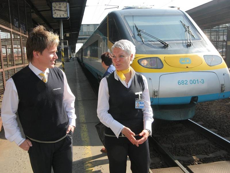 Pendolino bude bojovat se soukromou konkurencí. Na archivním snímku je nejmladší strojvůdce vlaku Pendolino Tomáš Polášek z Ostravy.