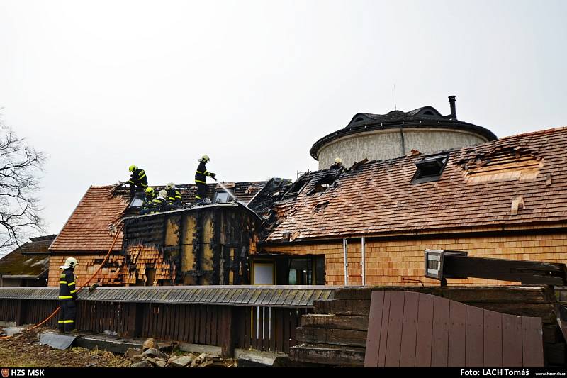 Požár střechy přístavby historického větrného mlýna na Ostravsku.