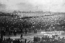 Obrovská manifestace na podporu nového československého státu se uskutečnila v Ostravě několikrát. Ta na pamětním snímku je z 10. listopadu 1918. Hlavním řečníkem byl Jan Prokeš.
