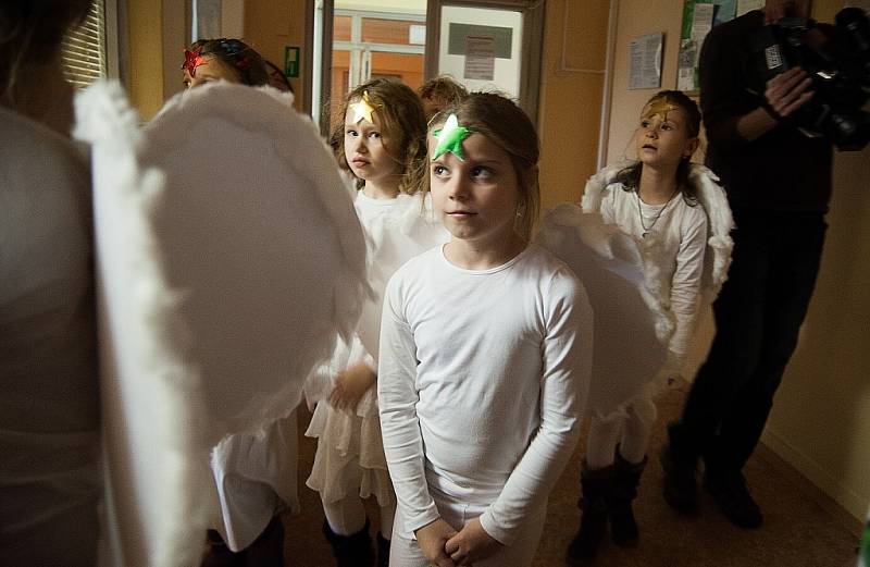 Školáci z Ostrčilky připravili Mikulášskou nadílku pro děti, které jsou momentálně kvůli svým zdravotním trablům v dětském oddělení městské nemocnice Ostrava-Fifejdy. 