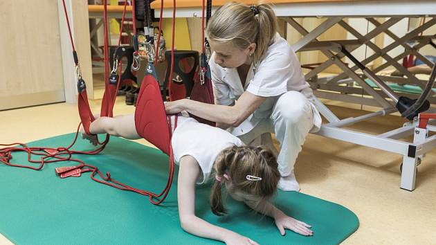 Rozmanitá závěsná zařízení pomáhají při léčbě dětských pacientů v Klinice léčebné rehabilitace Fakultní nemocnice Ostrava. 