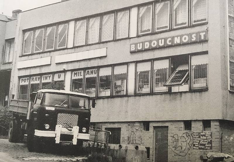 Zastaralé a nevyhovující obchody v centrální části Krásného Pole byly v roce 1974 zbourány a nahrazeny moderním nákupním střediskem Budoucnost.