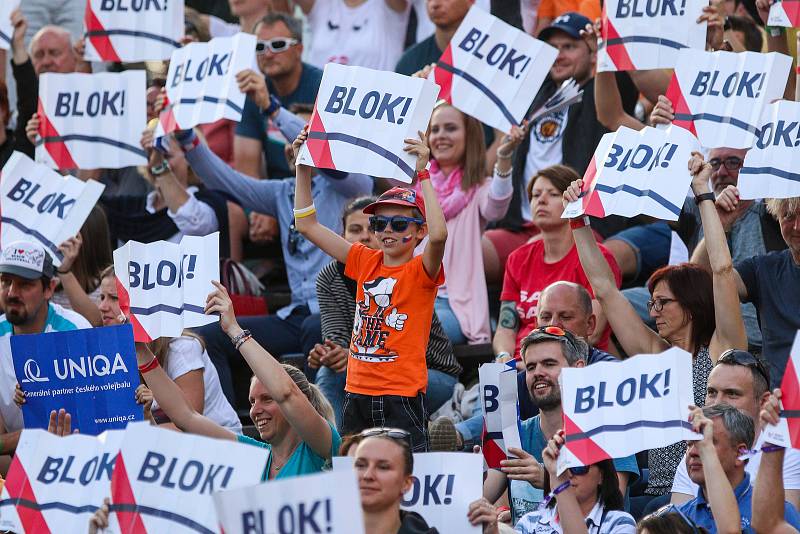 FIVB Světové série v plážovém volejbalu J&T Banka Ostrava Beach Open, 1. června 2019 v Ostravě. Čtvrtfinále ČR - Brazílie. Na snímku fanoušci.