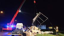 Zhruba čtyři hodiny zasahovali hasiči u nehody kamionu zásilkové služby, která se stala v pondělí v noci v Hlučíně na Opavsku. 