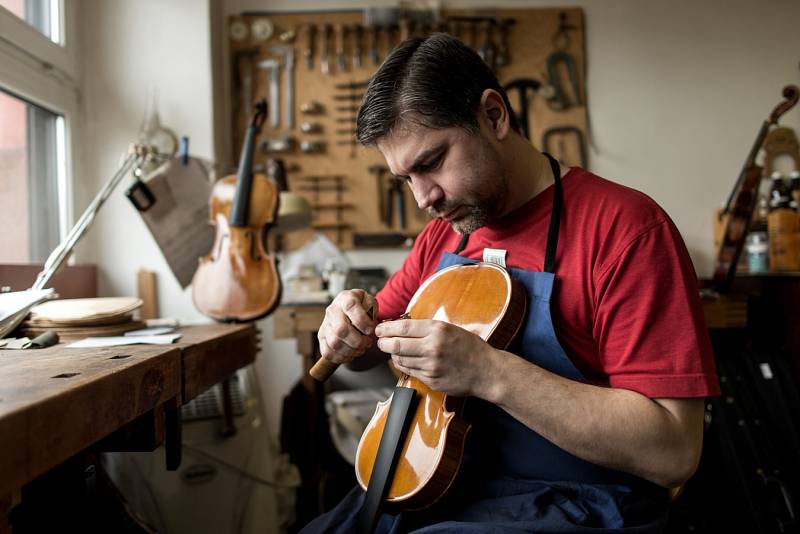 Tomáš Pospíšil, mistr houslař ve svém ostravském ateliéru. 