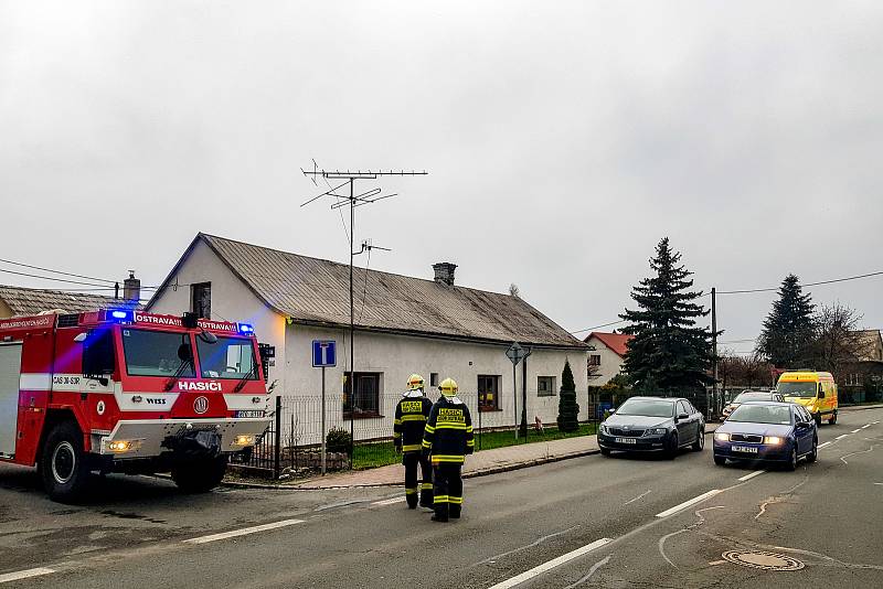 Policejní zásah a uzavřená Paskovská ulice v Hrabové kvůli požáru domu, v jehož útrobách se nacházela ostrá munice. Museli být evakuováno lidé z pěti rodinných domků, 17. dubna 2021 v Ostravě.