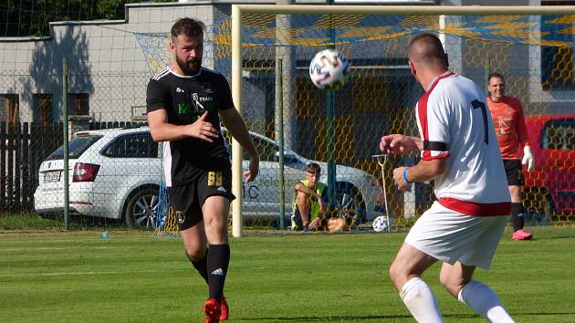 Hokejové a fotbalové osobnosti Šachtar BO Ostrava, včetně Romana Szturce (v černém), pomohou v malému Františkovi.