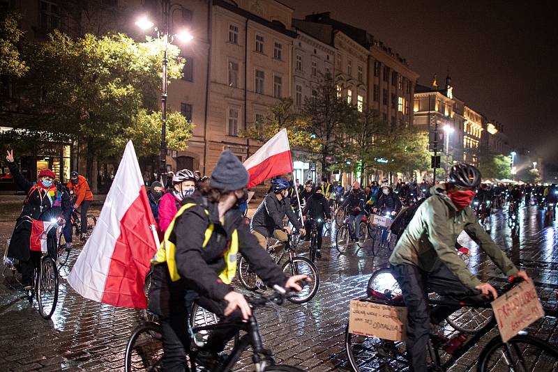 V polském Krakově pokračují protesty proti rozhodnutí ústavního soudu, které v Polsku zavádí téměř úplný zákaz potratů.