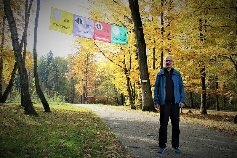 Křížová cesta, Bělský les, podzim 2021, Ostrava. Na snímku iniciátor vzniku brány do lesa Rostislav Bažanowski.
