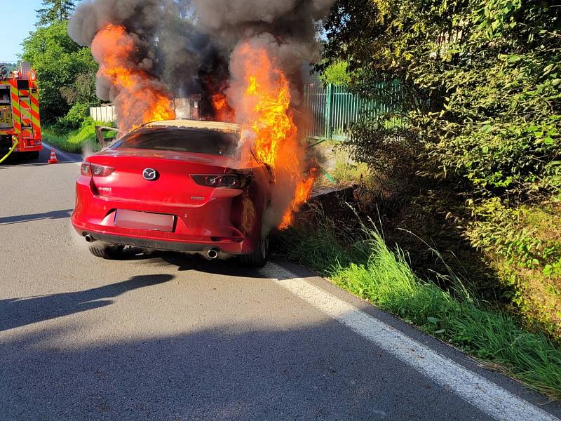 Nehoda s požárem, zásah hasičů, Horní Lhota, 20. července 2022.