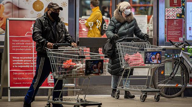 Situace před vchodem do jednoho z marketů v Ostravě ve středu 18. listopadu 2020.