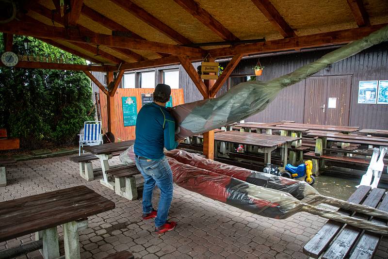 Rostislav Václavík, majitel hostince u Buroně - Mexiko se připravuje na znovuotevření zahrádky, kterou mohou  od 17. května 2021 opět navštěvovat zákazníci. V Klimkovicích 16. května 2021.