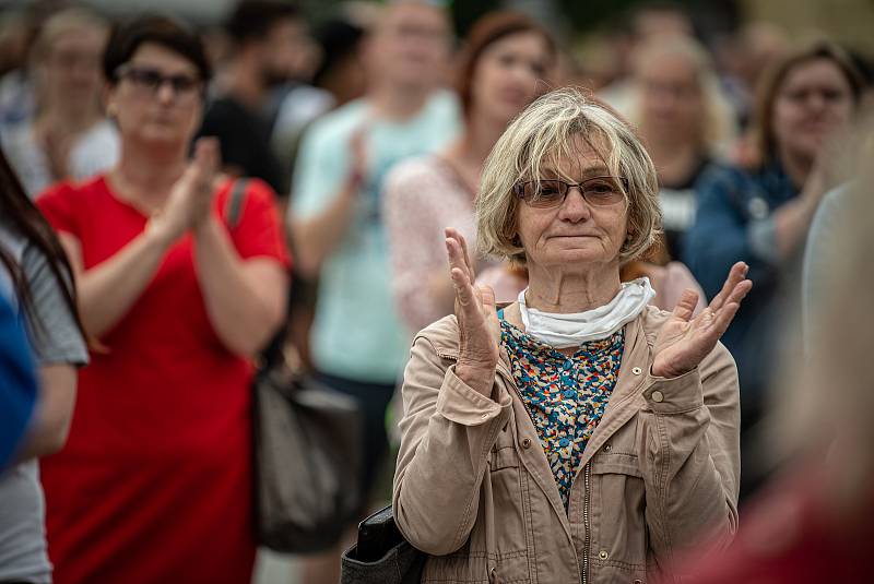 Lidé na Masarykově náměstí protestem vyjadřují nesouhlas s postupem vlády a Krajské hygienické stanice (KHS) v Ostravě, 20. července 2020 v Ostravě.