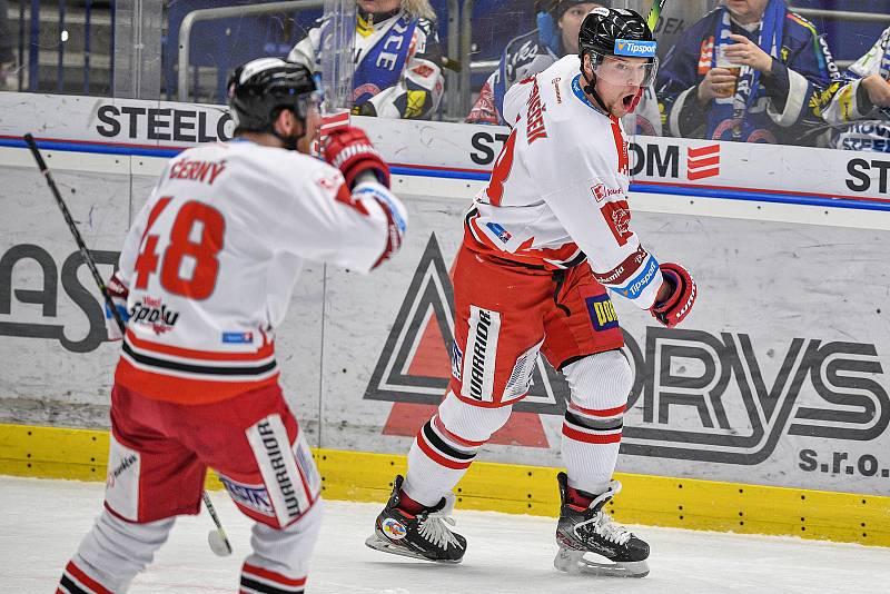 Utkání předkola play off hokejové extraligy - 5. zápas: HC Vítkovice Ridera - HC Olomouc, 17. března 2022 v Ostravě. (zleva) Tomáš Černý z Olomouce a Vojtěch Tomeček z Olomouce.