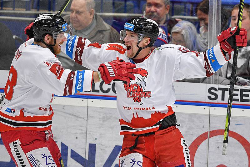 Utkání předkola play off hokejové extraligy - 5. zápas: HC Vítkovice Ridera - HC Olomouc, 17. března 2022 v Ostravě. (zleva) Tomáš Černý z Olomouce a Vojtěch Tomeček z Olomouce.