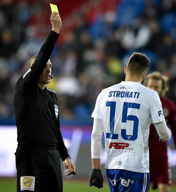 Utkání 20. kola první fotbalové ligy: Baník Ostrava - Sparta Praha, 14. prosince 2019 v Ostravě. Na snímku Patrizio Stronati dostává žlutou kartu.