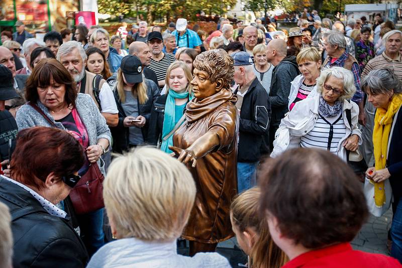 Slavnostní odhalení sochy Věry Špinarové v Husově sadu.