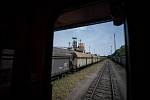 Slezský železniční spolek bude až do září pravidelně o víkendech vypravovat na okružní poznávací jízdy po uhelných vlečkách na Ostravsku a Karvinsku speciální osobní vlaky. Snímek z premiérové výletní jízdy, která se uskutečnila v sobotu 12. června 2021.