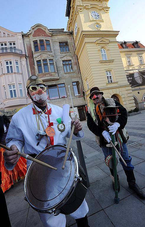 Úterní masopustní průvod maškar na Masarykově náměstí v Ostravě.