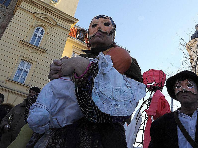 Úterní masopustní průvod maškar na Masarykově náměstí v Ostravě.