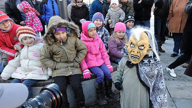 Úterní masopustní průvod maškar na Masarykově náměstí v Ostravě.