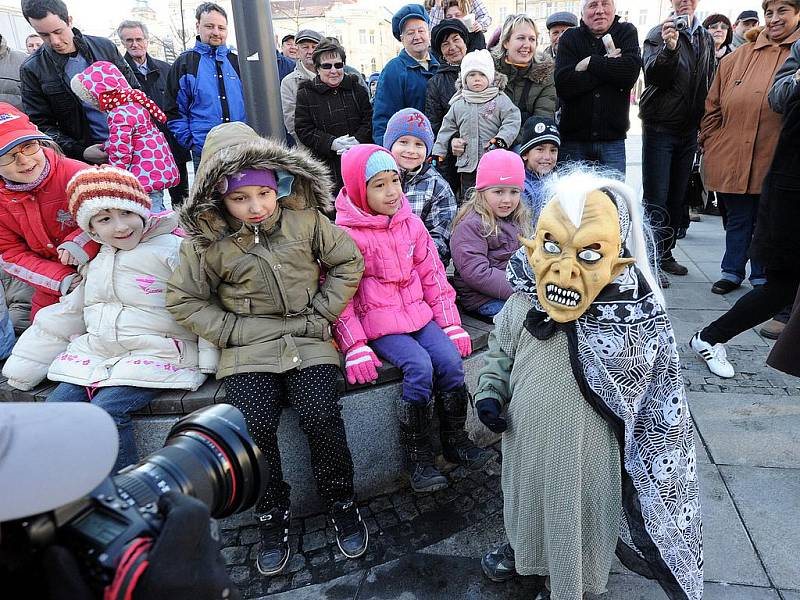 Úterní masopustní průvod maškar na Masarykově náměstí v Ostravě.