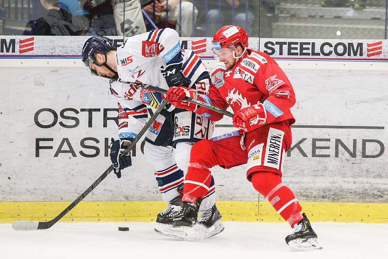 Čtvrtfinále play off hokejové extraligy - 3. zápas: HC Vítkovice Ridera - HC Oceláři Třinec, 24. března 2019 v Ostravě. Na snímku (zleva) Lukáš Kucsera, Marian Adámek.