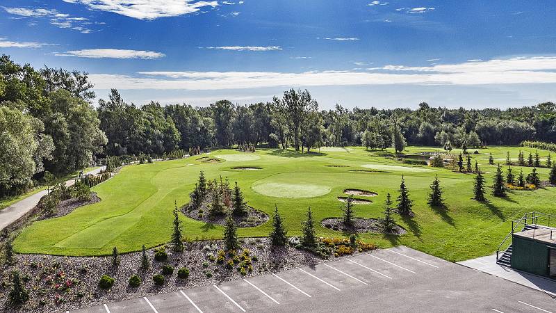 V Golf Parku Lhotka v Ostravě si lidé od poloviny května zahrají golf konečně i na jamkovišti. Areál se dále rozrůstá.