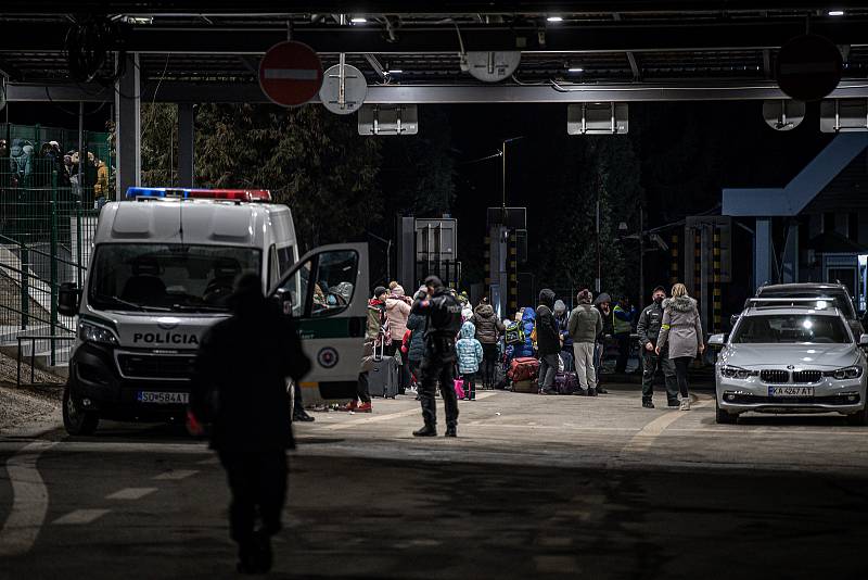 Lidé prchající z Ukrajiny přicházejí na Slovensko přes hraniční přechod Ubla (Ubľa), 25. února 2022. Slovensko uvedlo, že po ruské vojenské operaci na Ukrajině vpustí do země prchající Ukrajince.