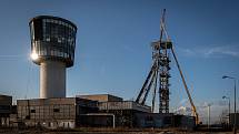 Společnost OKD začala bourat těžní věž v areálu bývalého dolu ve Sviadnově, 24. listopadu 2020.