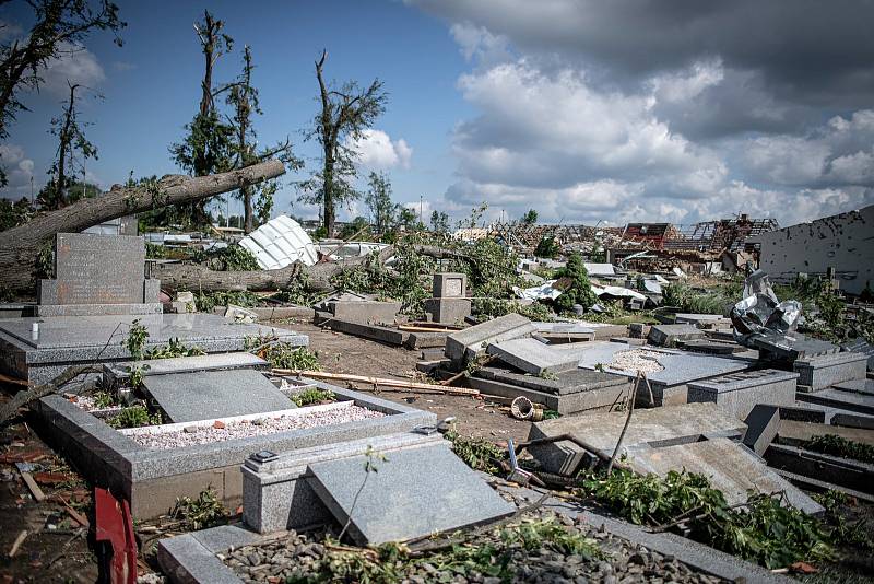 Poničený hřbitov v Mikulčicích, 25. června 2021.