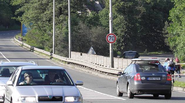 Značka zvyšující povolenou rychlost na sedmdesát kilometrů v hodině se po upozornění Deníku vrátila na své místo na silnici I/56 z Ostravy na Hlučín za křižovatku s ulicí Petřkovickou.