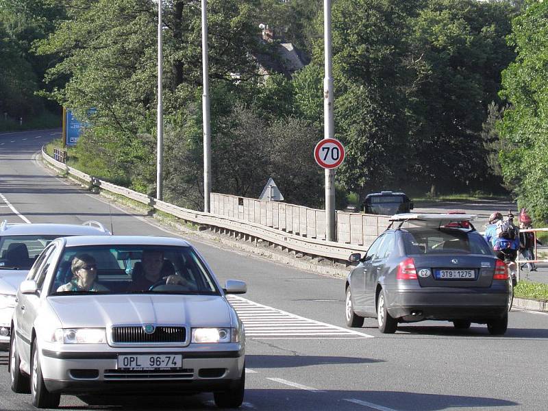 Značka zvyšující povolenou rychlost na sedmdesát kilometrů v hodině se po upozornění Deníku vrátila na své místo na silnici I/56 z Ostravy na Hlučín za křižovatku s ulicí Petřkovickou.