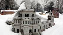 Také modely významných světových staveb, které jsou součástí areálu Miniuni na ostravské Černé louce, přikryla pořádná sněhová čepice.
